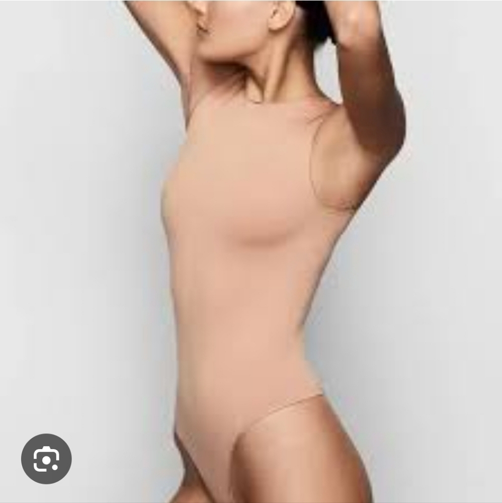 SKIMS Crewneck Sleeveless Bodysuit Size Small/Medium